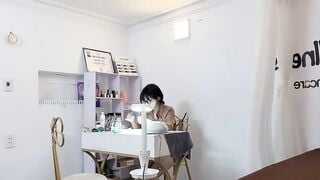 ngày làm SPA tối về em bán quạt cho các anh ngắm cái lồn dâm - phần 3