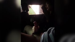 Sang đón bé rau non mới quen trên mạng liền cởi quần ra bắt em bú cu public trên xe