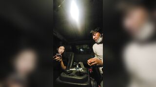 Ô chú có xe hơi chở bé sinh viên đi chơi r tụt quần bú cu mình trên xe cho sướng