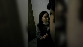 Nữa đêm dắt bé em dâu vú bự xinh đẹp ra nhà vệ sinh côn cộng bắt e cởi áo sục cu