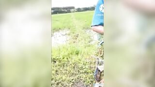 E teen Việt MỹHạnh2000 dâm đãng khỏa thân đi dạo giữa đồng còn trêu chú nông dân già