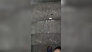 Dâm nữ nữa đêm nứng lồn khỏa thân đi dạo xuống cầu thang chung cư