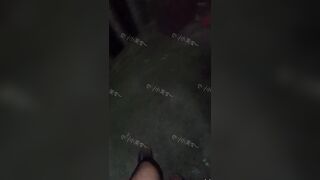 Dâm nữ nữa đêm nứng lồn khỏa thân đi dạo xuống cầu thang chung cư