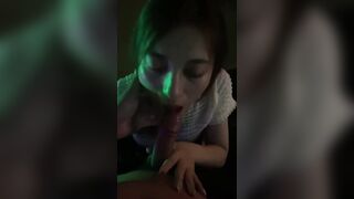 nứng cặc quá bắt con em bú cu ngay giữa đường