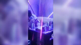 Anh khách đi karaoke hữu duyên BL bé nhân viên