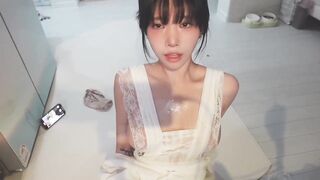 Gái Hàn bú mút cu giả dâm đãng kích thích phần 2