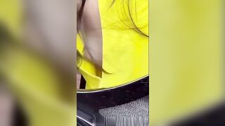 GÁI XINH ĂN MẶC HỚ HÊNH KHI ĐI UỐNG CAFE