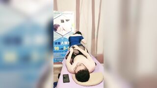 Dịch vụ massage, Ông chú già đi massage, Gặp nhân viên loli cạ lồn vào chim