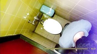 Tàu nhanh với em KTV trong nhà vệ sinh