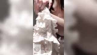 Gái xinh Loli Vú To Lồn rậm, Vào WC đái vào quần lót thủ dâm rên rỉ