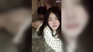 Đẹp gái em có quyền thỏa thích nằm hưởng thụ để trai bú lồn.