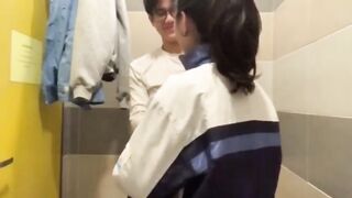 Thảo Ly 2k9 HSG địt nhau public trong WC trường với thằng bạn trai yếu sinh lý