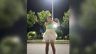Gái xinh ra công viên thủ dâm vú to lồn múp bị người lạ nhìn thấy dâm đãng
