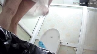 Quay lén e đồng nghiệp trẻ đi đái mà sợ bẩn mông k dám ngồi đứng đái xòe xòe #1