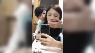 2 bé tập tành làm chuyện người lớn