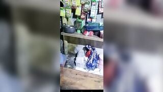 CHỊ CHỦ TẠP HÓA ĐANG BÚ CU THÌ CK CHỊ ĐI QUA