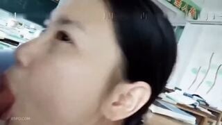 HỌC SINH CẤP 3 ĐỊT NHAU TRÊN LỚP