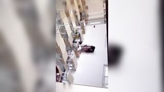THẦY HIỆU TRƯỞNG PHÁT HIỆN 2 BẠN HỌC SINH ĐỊT NHAU TRONG TRƯỜNG