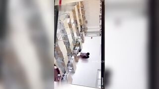 THẦY HIỆU TRƯỞNG PHÁT HIỆN 2 BẠN HỌC SINH ĐỊT NHAU TRONG TRƯỜNG