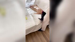 Bịt mắt vợ, cho trai lạ massage yoni