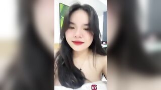 Bú cu trong phòng tắm.