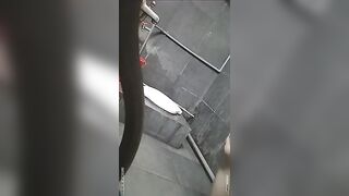 Em hàng xóm đi wc