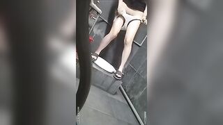 Em hàng xóm đi wc