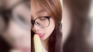Dâm nữ Thái Lan kính cận siêu dâm quay video ăn chuối mà dâm như mút cu