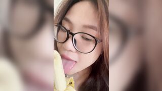 Dâm nữ Thái Lan kính cận siêu dâm quay video ăn chuối mà dâm như mút cu