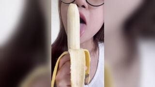 Dâm nữ Thái Lan kính cận siêu dâm quay video ăn chuối mà dâm như mút cu
