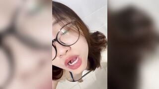 Dâm nữ Thái Lan mặc bikini đứng trg nvs xoa lồn show hàng sướng rỉ đầy nc lồn ướt đẫm