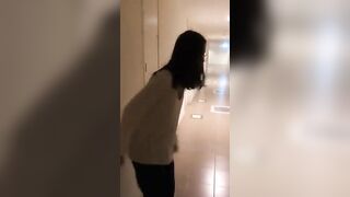 Bé hàng xóm say rượu vào nhầm nhà rồi tự cởi sì líp vô tình được đụ miễn phí.