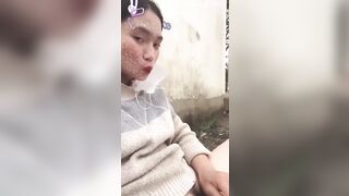 E teen trốn ra sau nhà chỉ để thủ dâm cho ny xem