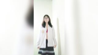 Mấy bé kính cận thường rất dâm