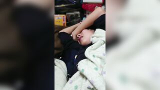 Lỡ móc con em họ mạnh quá nó khóc luôn