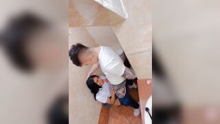 Đi học mà sơ hở xíu là chuồn vô WC địt nhau liền