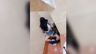 Đi học mà sơ hở xíu là chuồn vô WC địt nhau liền