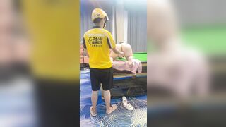 Anh shiper may mắn và 2 em gái xinh nứng lồn trong quán bida