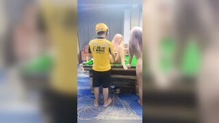 Anh shiper may mắn và 2 em gái xinh nứng lồn trong quán bida
