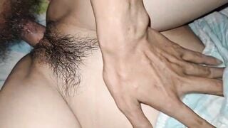Bảo con bạn thân Xin đút xíu thôi, Vạch quần lót lồn rậm Lút cán Djt rên rỉ lồn múp