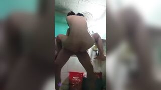 CHỊ DÂU ĐANG RỬA BÁT THANH NIÊN CƠ HÔI VÁC CÀY QUA NÚI LUÂN