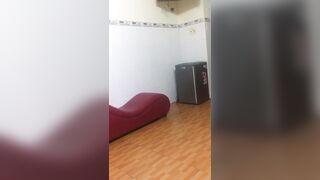 bé sinh viên cởi đồ chuẩn bị đi tắm để anh xơi
