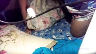 Hai chị em kế nửa đêm chờ bố mẹ ngủ là lét lút địt nhau P2