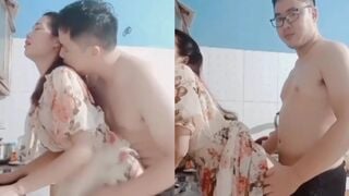 Vén váy đụ em em dâu đang nấu ăn tại bếp