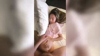 lén lút nhét cặc vào bướm con bạn ngủ mà bị nó phát hiện thế này may nó vẫn cho địt