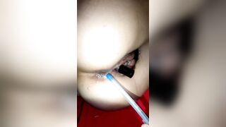 Nhét chai nước hoa vào lồn con bạn thân lông, Chọc lỗ đít chảy nước mà ko dám djt