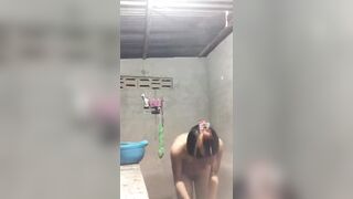 Em gái dân tộc vừa tắm vừa nhảy cho bạn trai xem