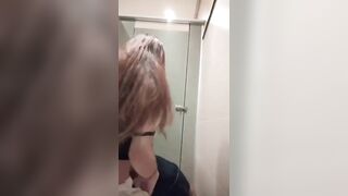 Vào nhà vệ sinh cho em họ cầm cu bú liếm sục cặc dâm đãng