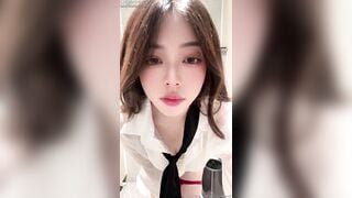 em gái thủ dâm trong nhà vệ sinh công cộng cực nứng