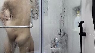 Đang tắm thì dượng xông vào doggy
